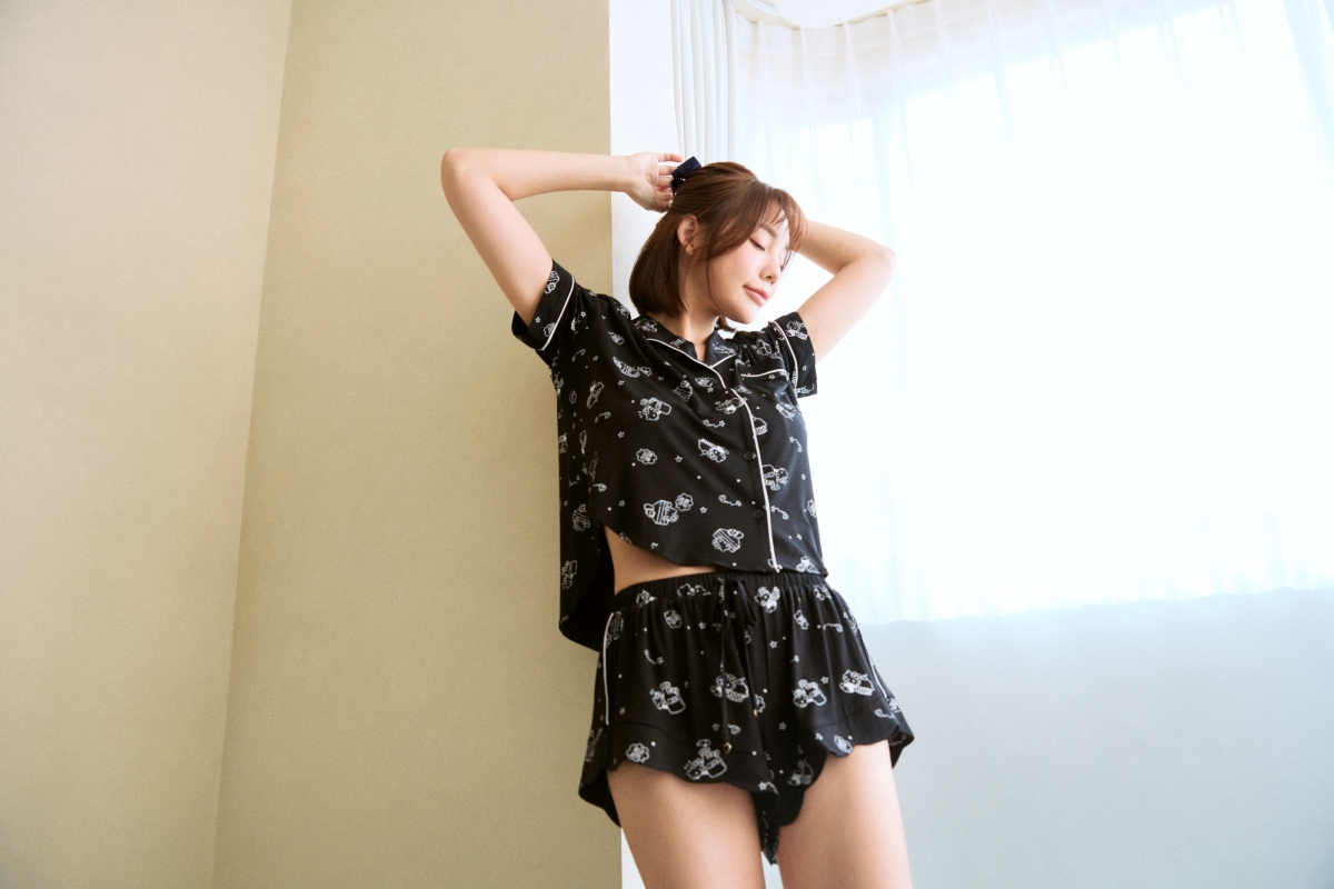 Qmomo X Hello Kitty Kitty我愛睡覺覺短袖襯衫式睡衣，NT$1,290