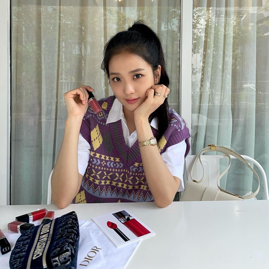 Jisoo身穿的針織背心來自人氣網購品牌「Instantfunk 」