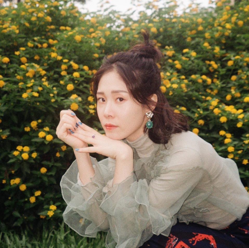 《咒》女主角蔡亘晏擁有知性的氣質。