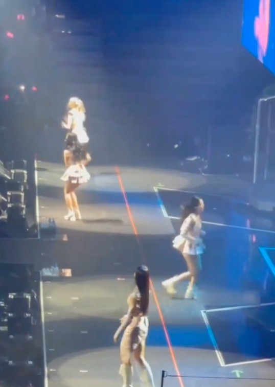 Jennie感到不適消失在台上