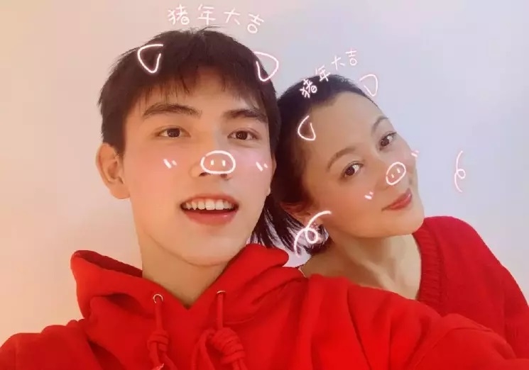 陳紅與兒子陳飛宇的搞怪照，看得出母子情深。