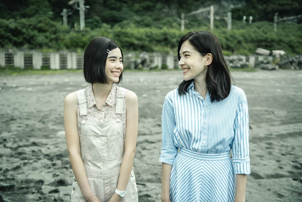 《她和她的她》林奕嵐和許瑋甯對望微笑,象徵的擁抱自我,與自己和解。