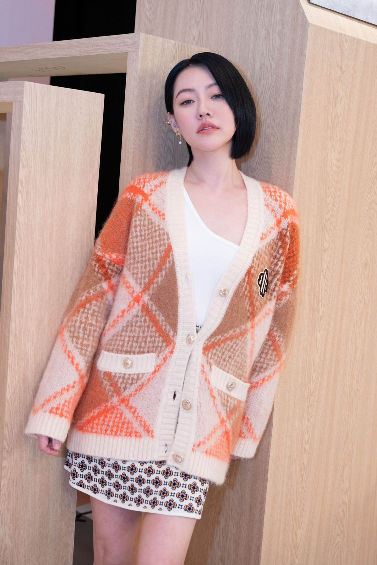 徐熙娣身穿Maje 2022秋冬系列展現時髦活潑風格