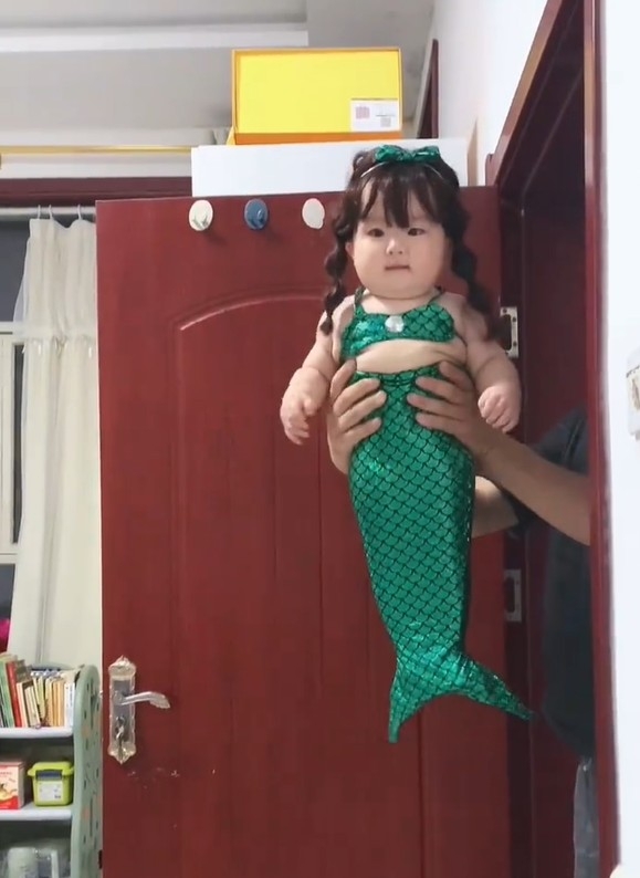 爸爸將她舉著跳舞