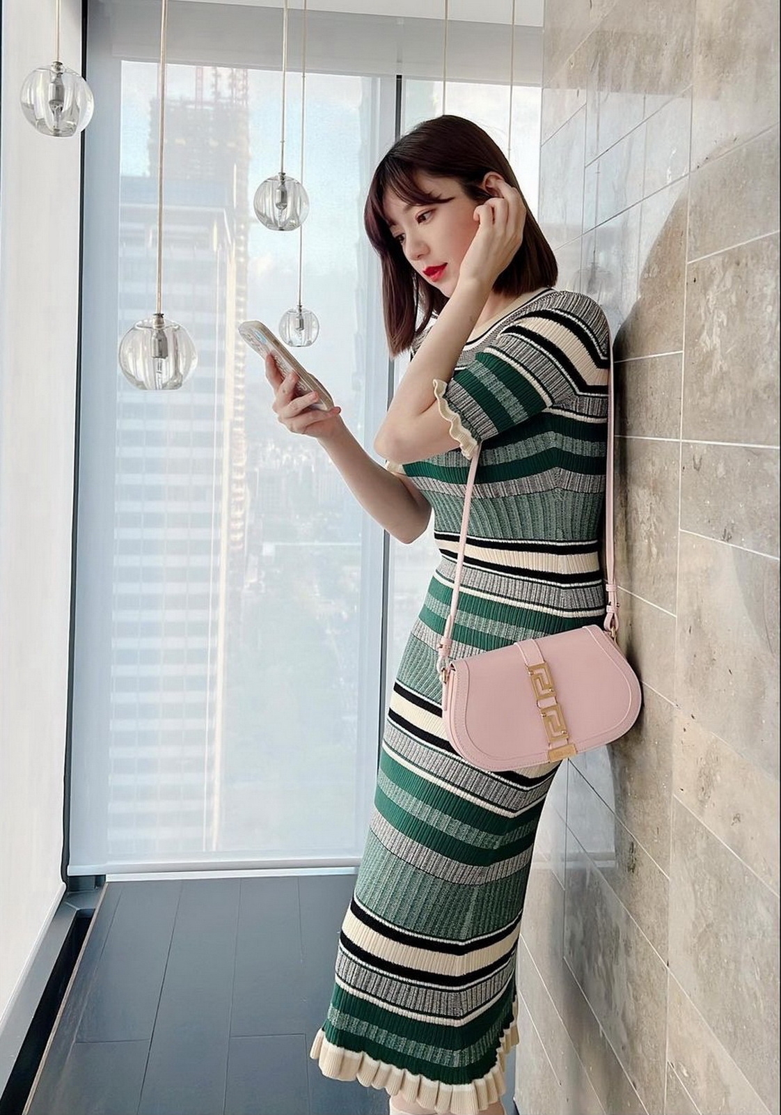 郭雪芙穿搭Ckub Monaco條紋針織洋裝