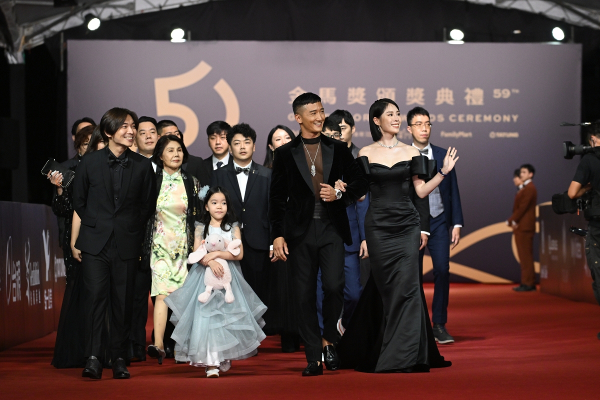 蔡亘晏（最右）