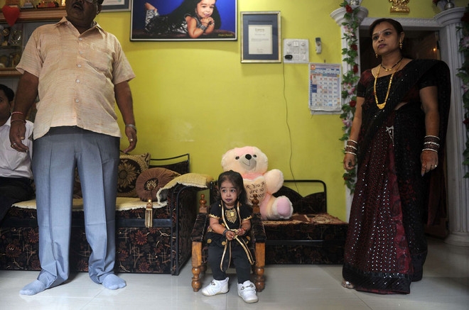Jyoti Amge穿的、用的物品都要「訂製」