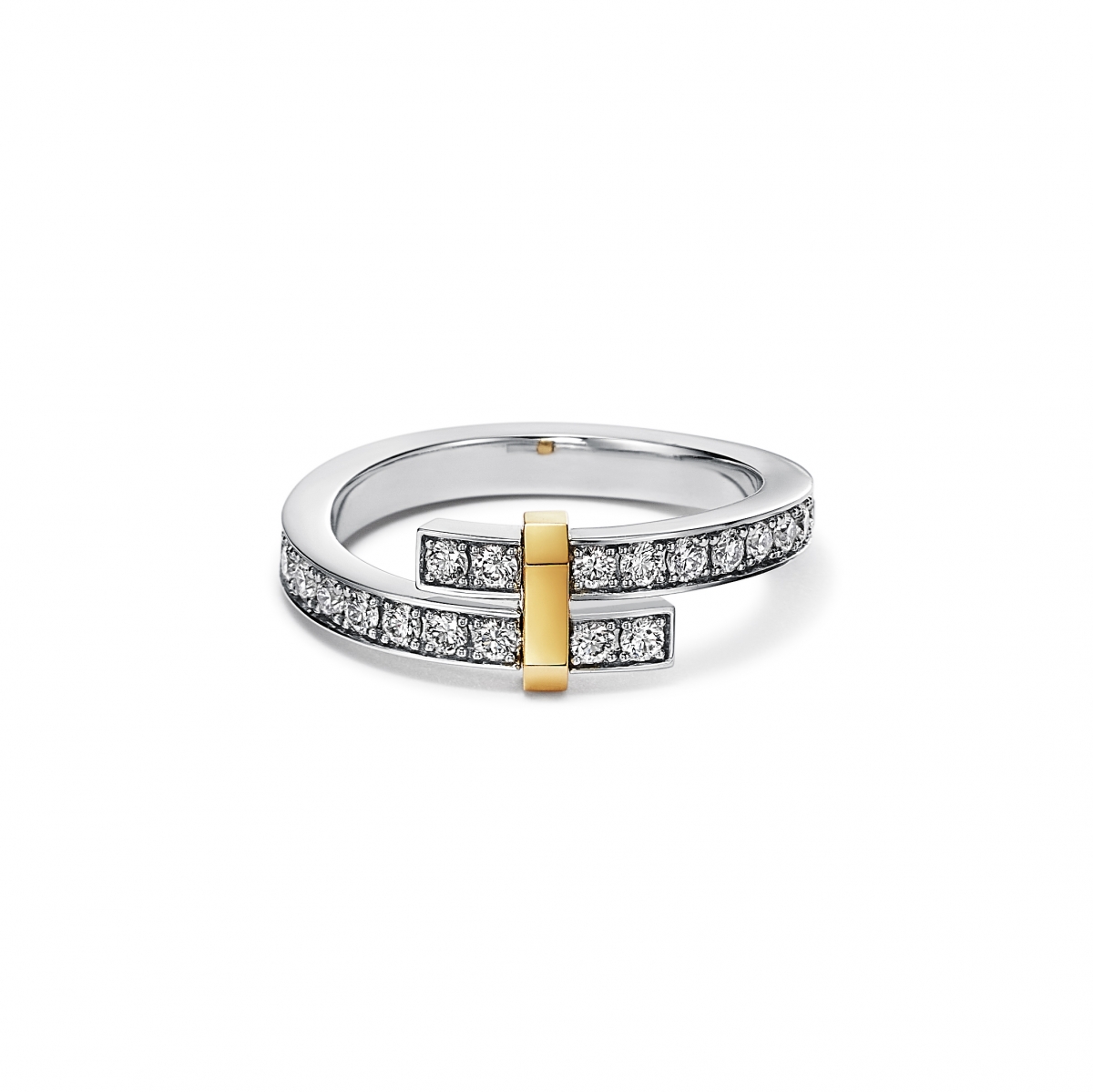 Tiffany Edge 鉑金與18K金窄版鑲鑽戒指 NT$187,000。