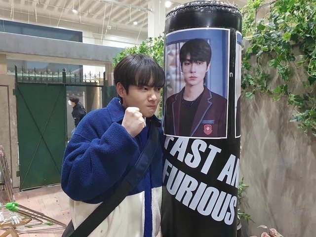 金珉基因為《女神降臨》和車銀優結為好友。