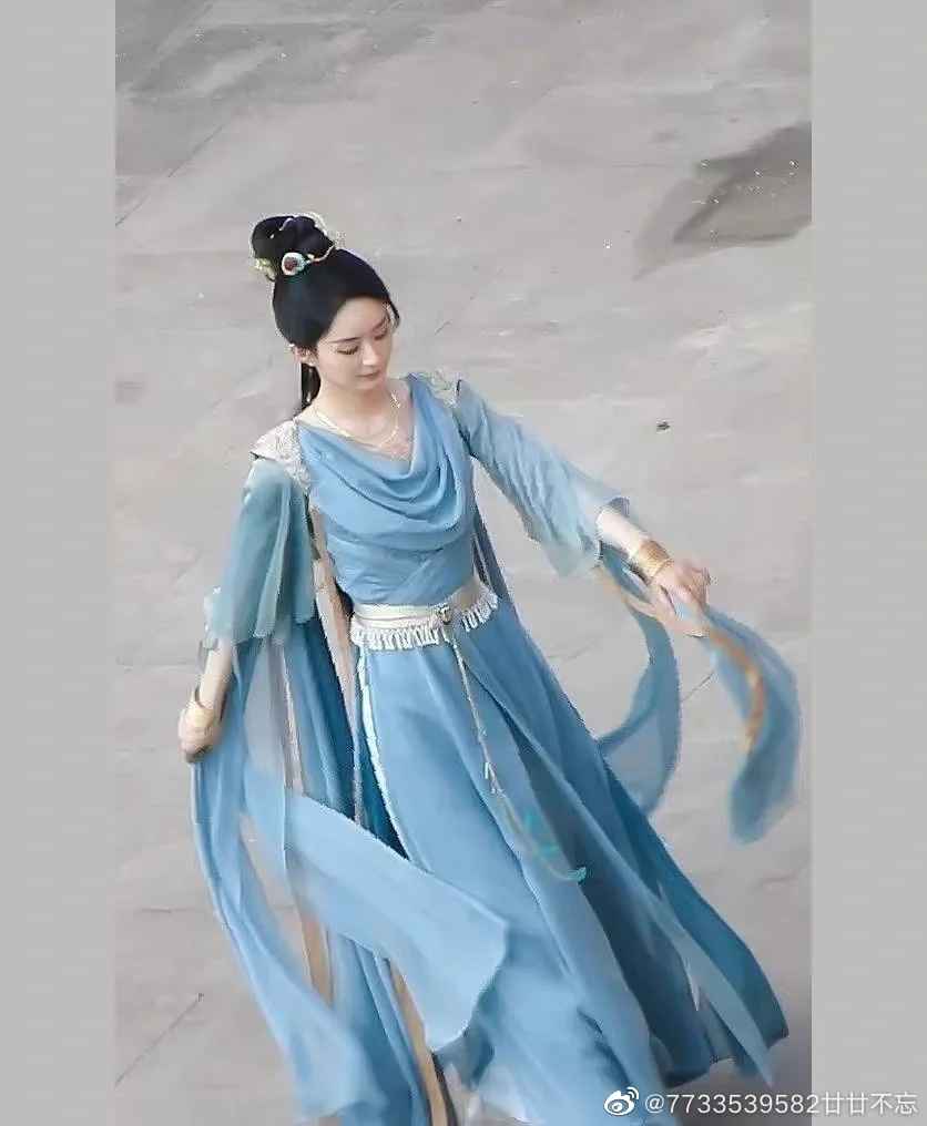 《與鳳行》趙麗穎藍衣造型也很亮眼。