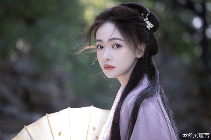 吳謹言古裝造型清麗脫俗。