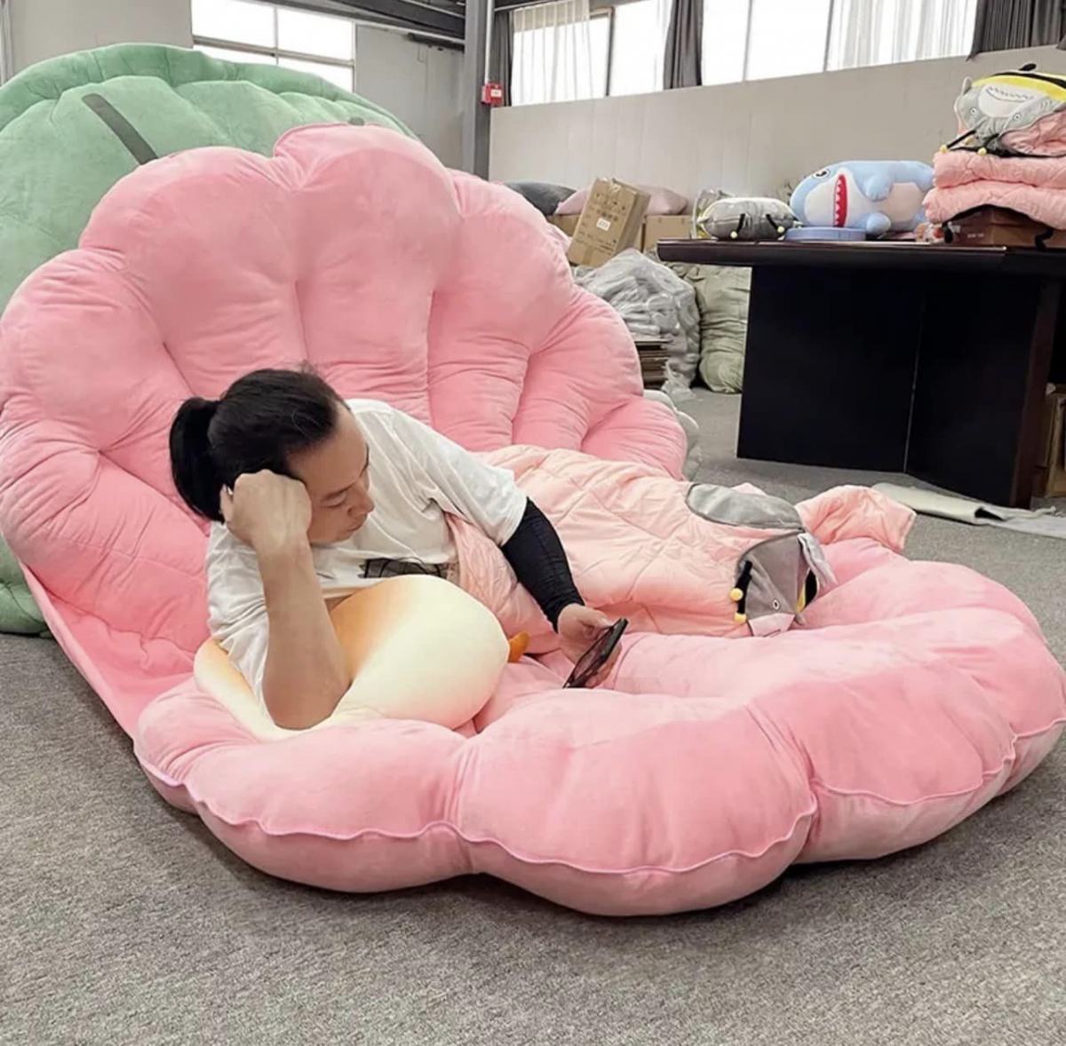 巨大粉紅蚌殼抱枕，任何角度拍都可愛又逗趣