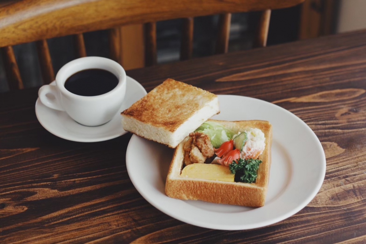 日本咖啡廳創意美食「厚片吐司挖空吃法」推特爆紅