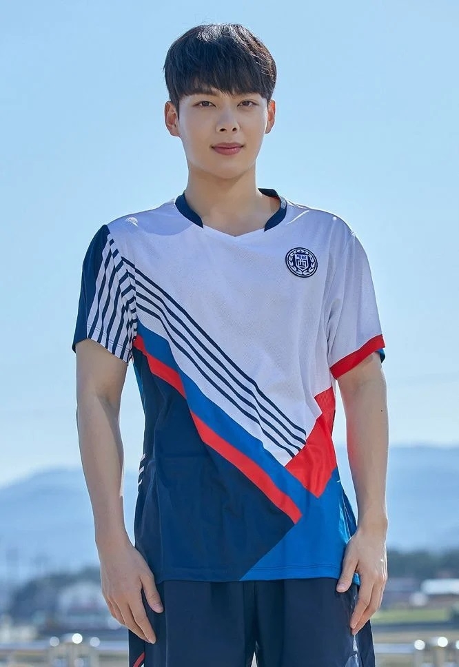 金珉基羽球服造型帥氣逼人。