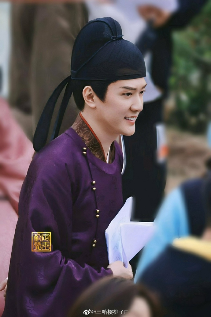 這張劇照看起來，《灼灼風流》馮紹峰興許是在仕途為官（？）