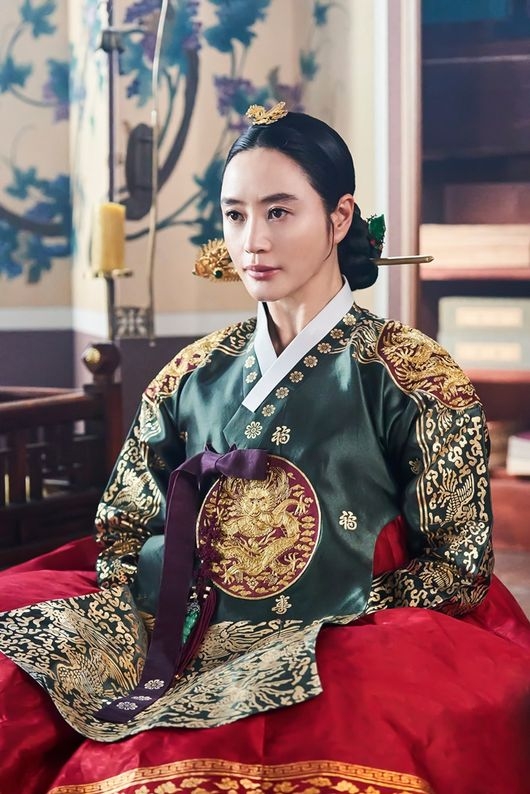 金憓秀扮演的中殿娘娘端莊美麗，但遇起皇子的事端總是相當焦急。