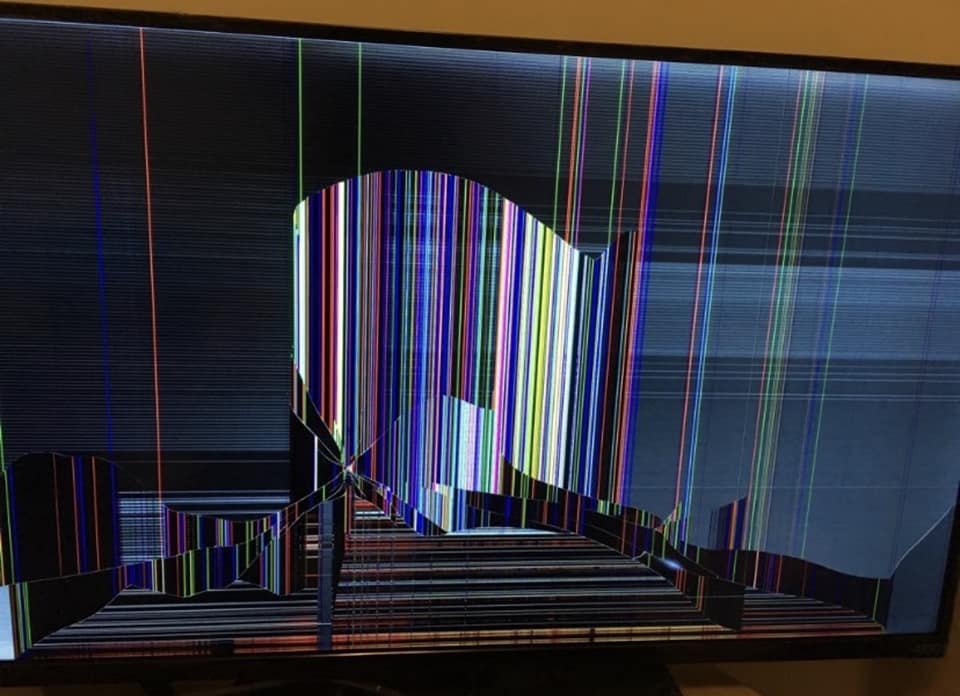 鳳梨疑似輸球砸電視