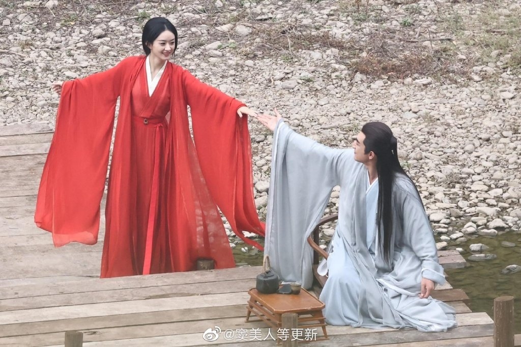 《與鳳行》趙麗穎、林更新牽手，兩人互動超甜。