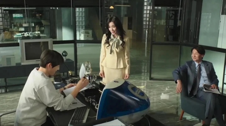 Tiffany飾演華裔美國人,是宋仲基的助手