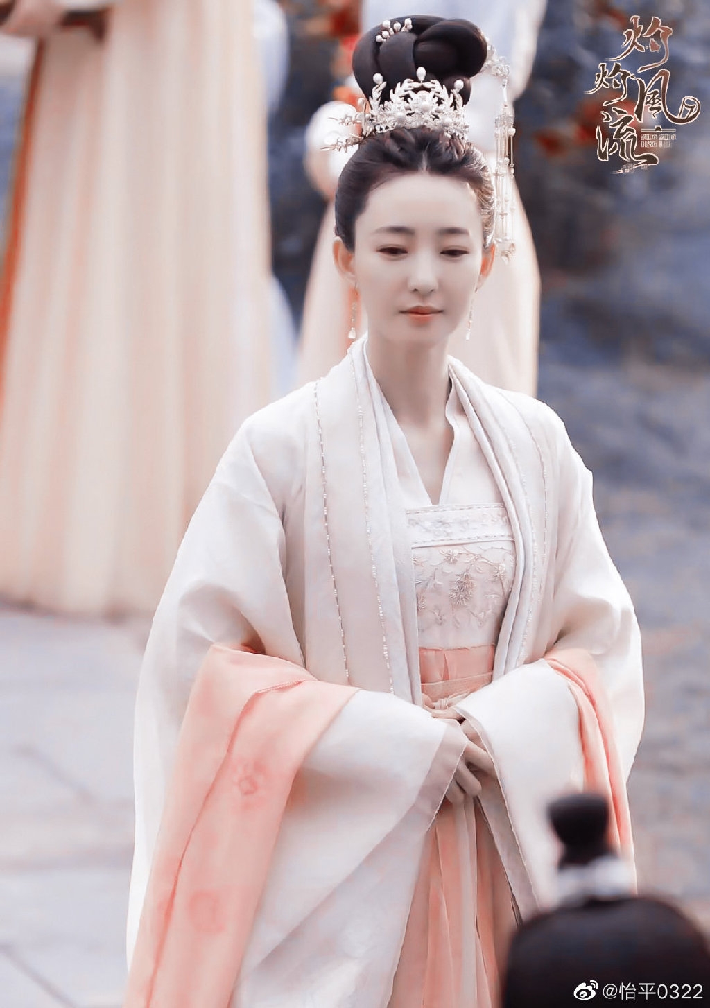 雖然王麗坤表情淡漠，衣著造型卻是充滿貴氣。