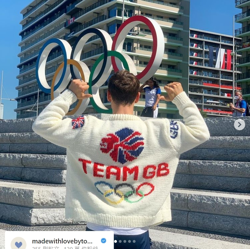 Tom Daley在奧運期間編織好一件奧運毛衣