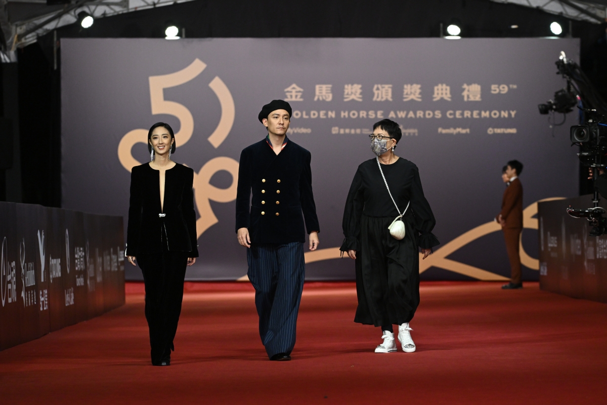 桂綸鎂（最左）