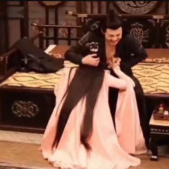 陳哲遠拉著同劇女演員的手往自己下腹部摸去，誇張舉止被網友罵翻。