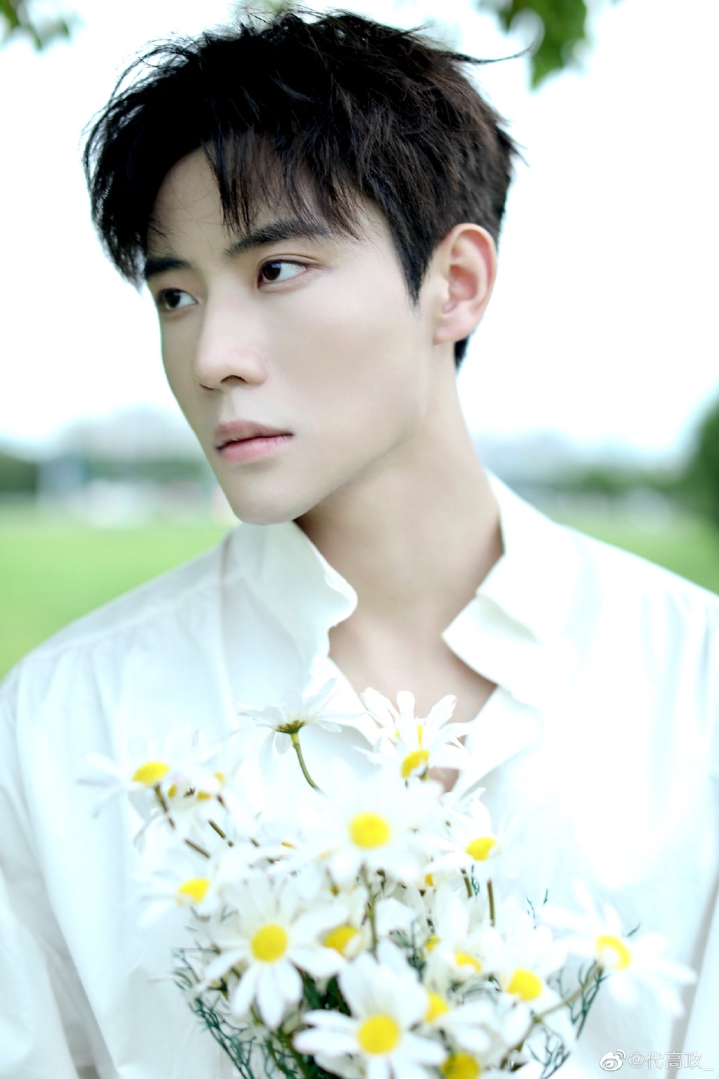 代高政是濃眉大眼的雙眼皮帥哥