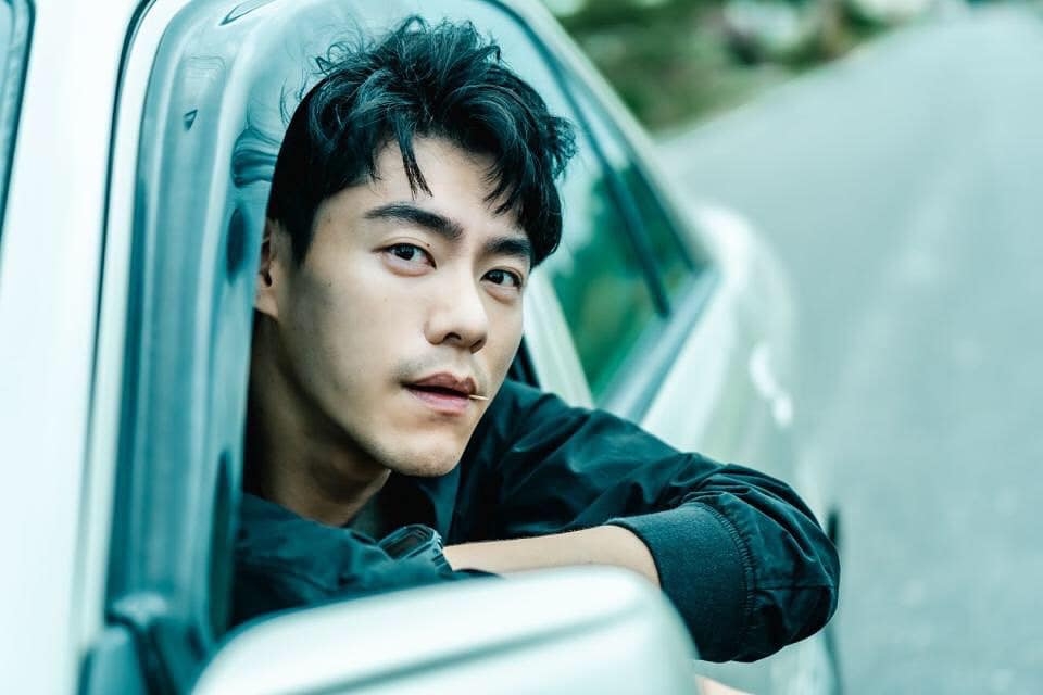 李程彬長相和彭于晏極為相似,有張出眾的明星臉。