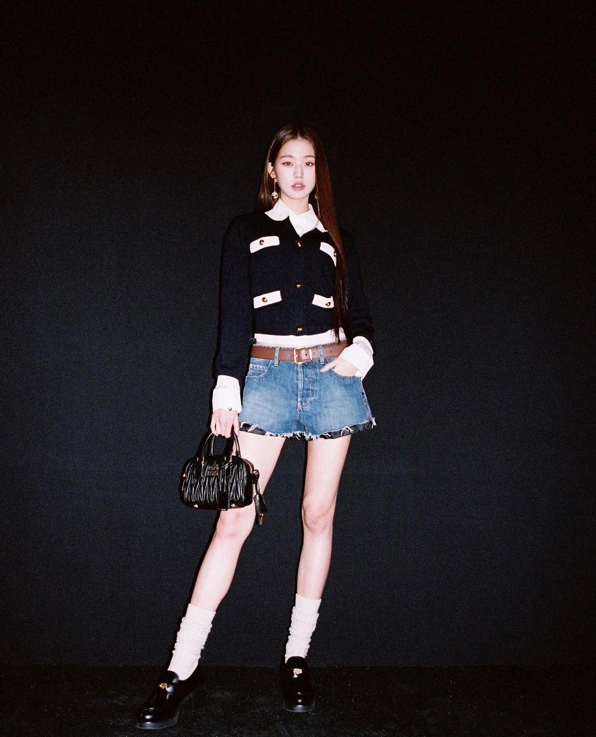 韓國女星張員瑛在 Miu Miu 2023 春夏秀場穿上Miu Miu Penny 樂福鞋。