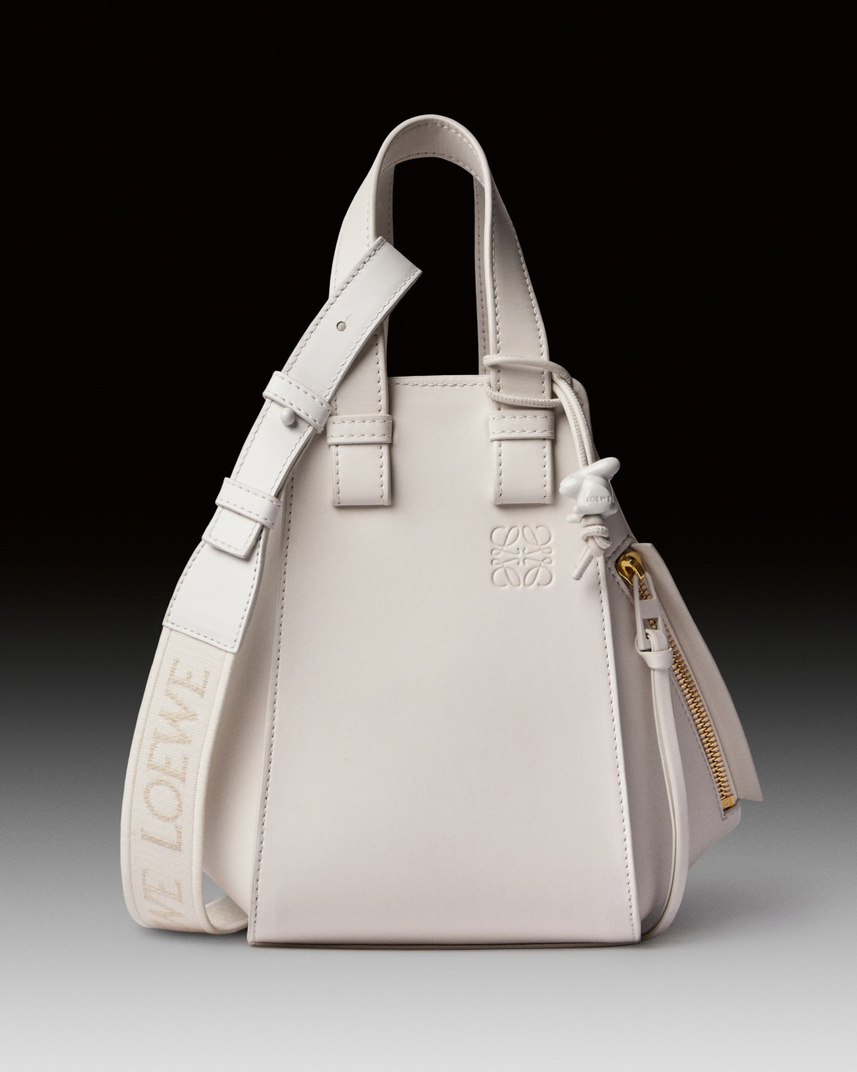 Hammock 白色小牛皮肩背提包，價格店洽。