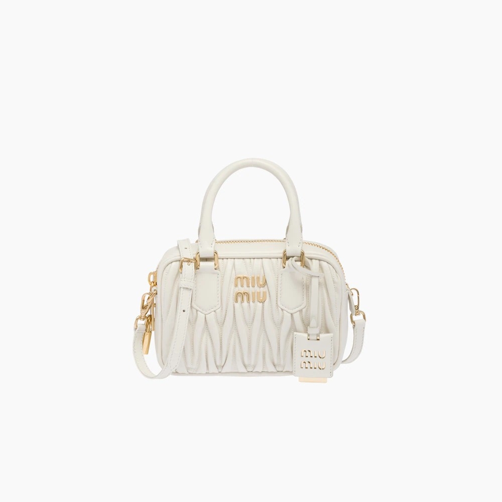 Miu Miu Matelassé 納帕軟皮革手提肩背包，$77,000。