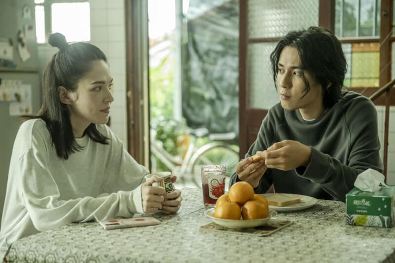 《她和她的她》當中許瑋甯和徐鈞浩飾演一對雙胞胎姊弟。