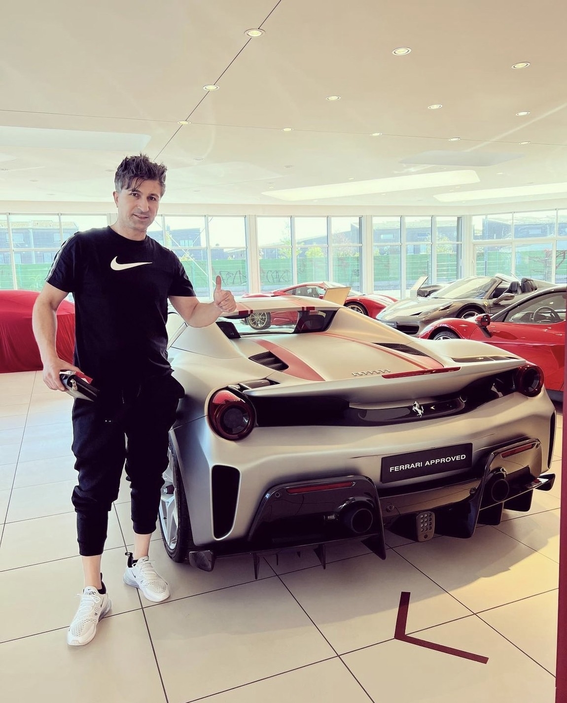 Kursat Yildirim開始蒐集豪車