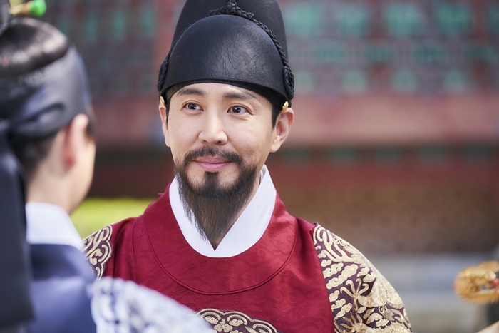 崔元英在《王后傘下》的古裝扮相沉穩帥氣。