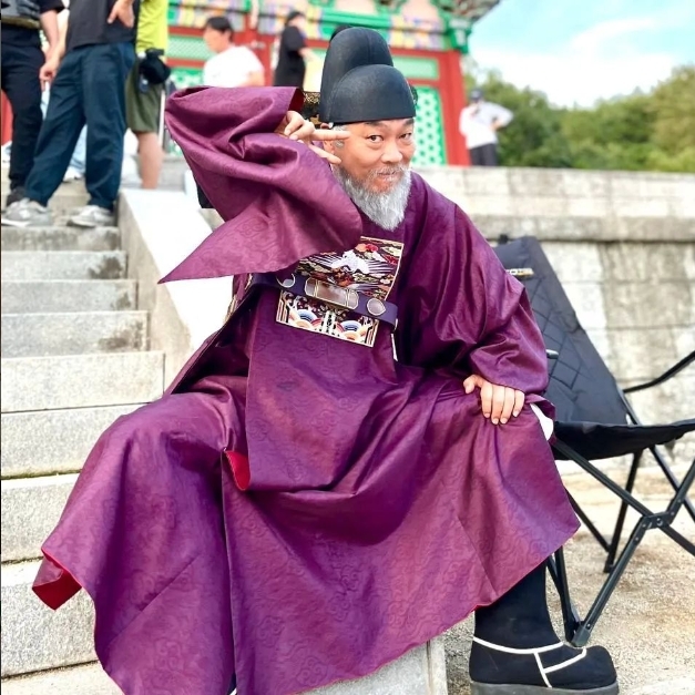 金義聖參與演出的《王后傘下》正在熱播中,辨識度極高的他以使壞演技再度受到矚目