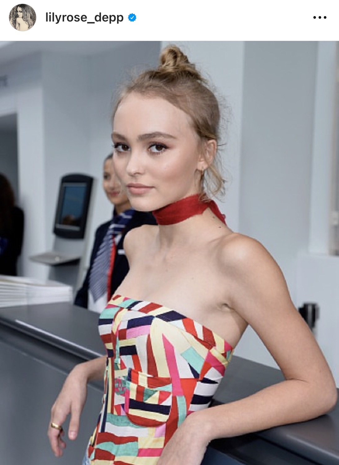 莉莉是出了名的骨感美人