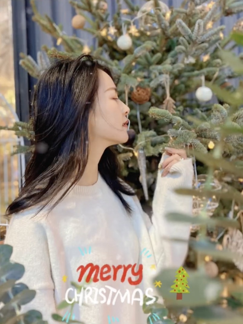 聖誕樹合照技巧4:用物品做前景讓畫面更有空間感