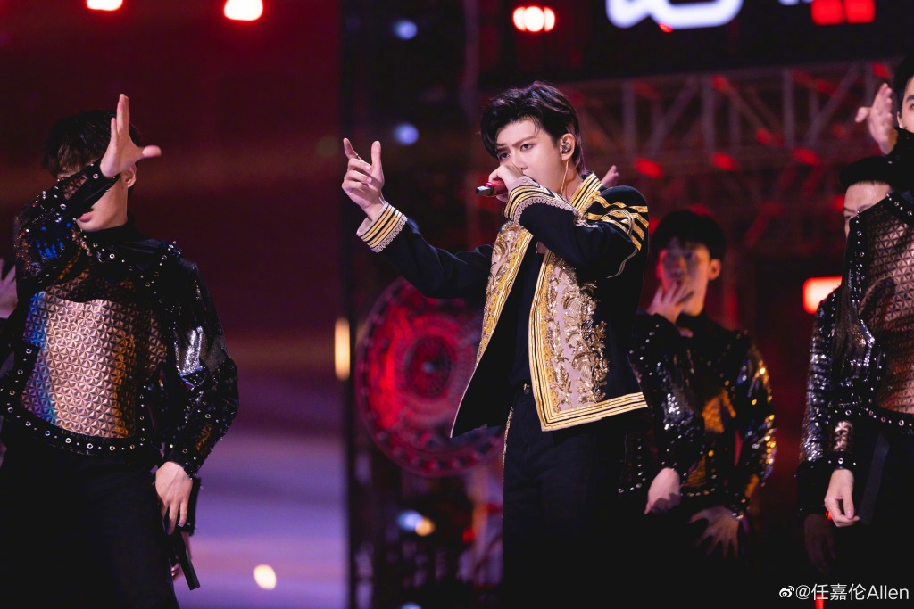 任嘉倫唱跳實力具佳，叱吒舞台。