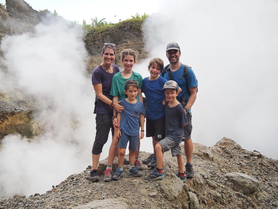 加拿大父母趁小孩失明前帶他們環遊世界