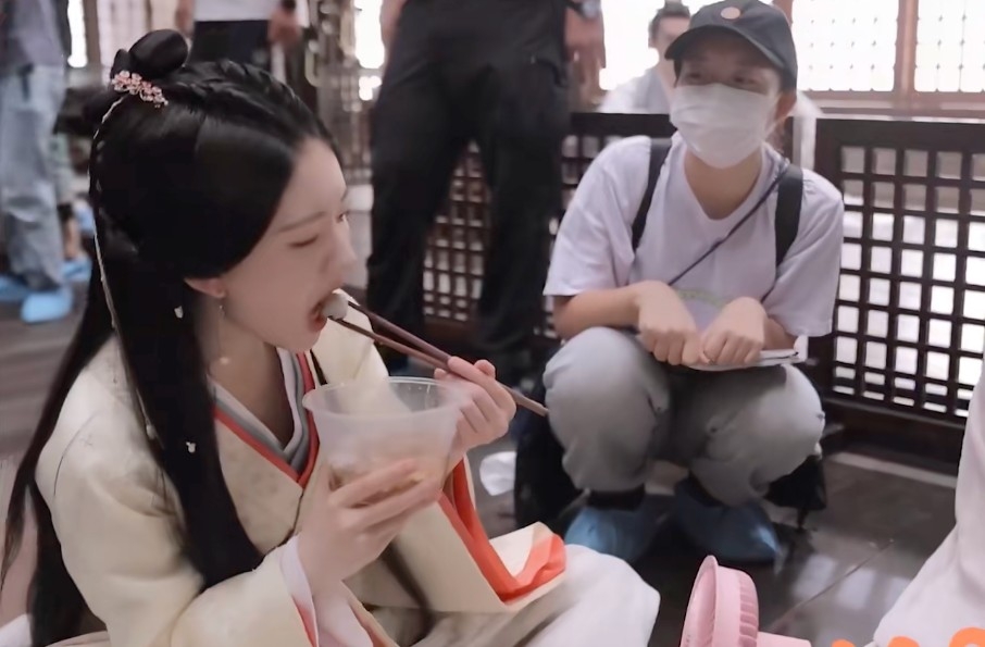 趙露思休息時會把不需要的食物道具吃掉