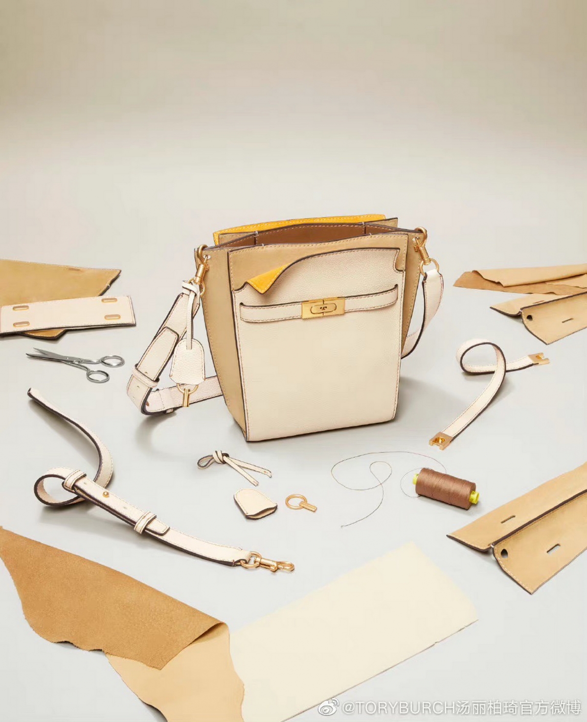 Tory Burch 新月白Lee Bucket Bag 迷你水桶包,NT$32,900