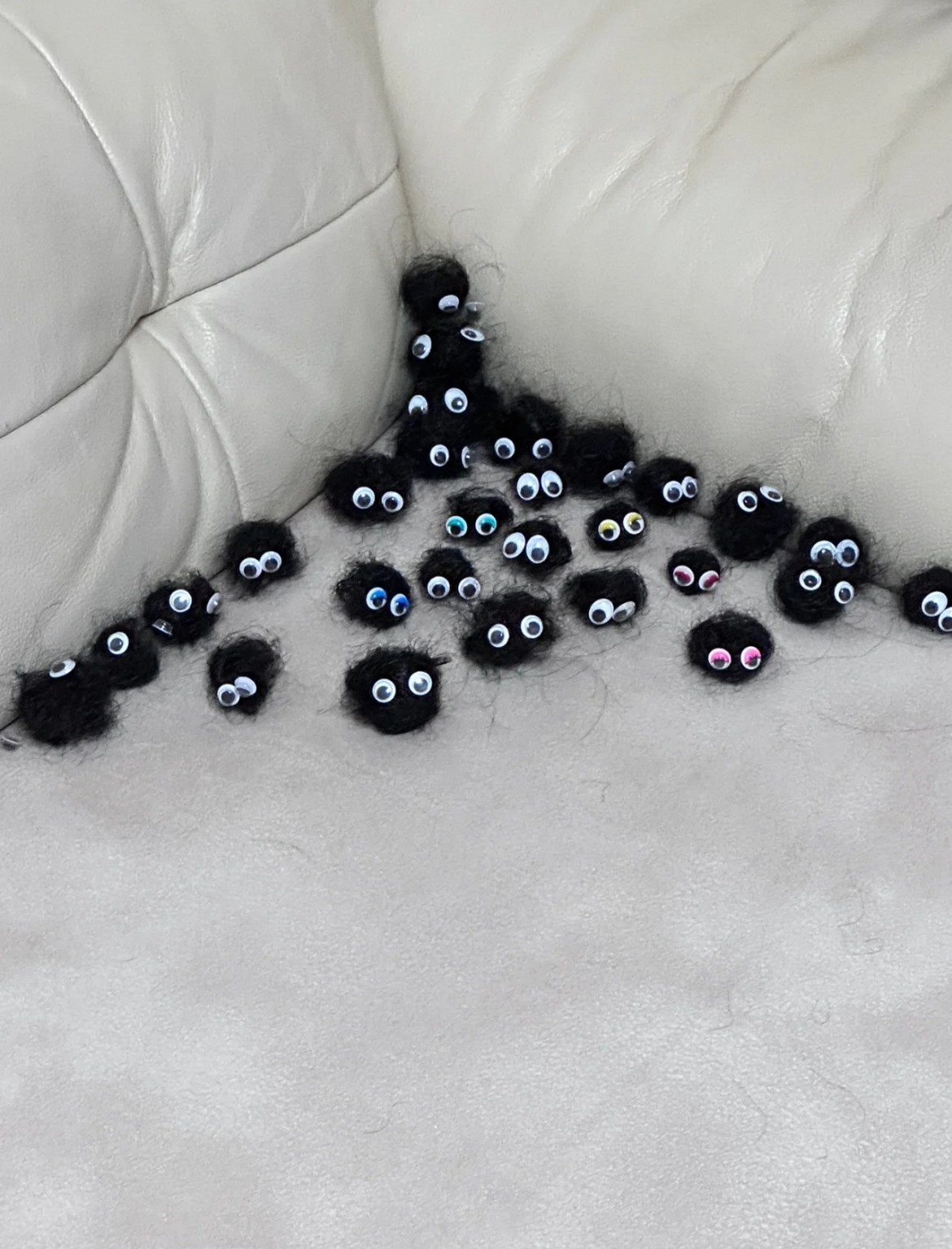 男友發揮創意把頭髮做成《神隱少女》裡的煤炭精靈