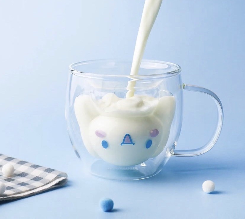 倒入牛奶後的杯子