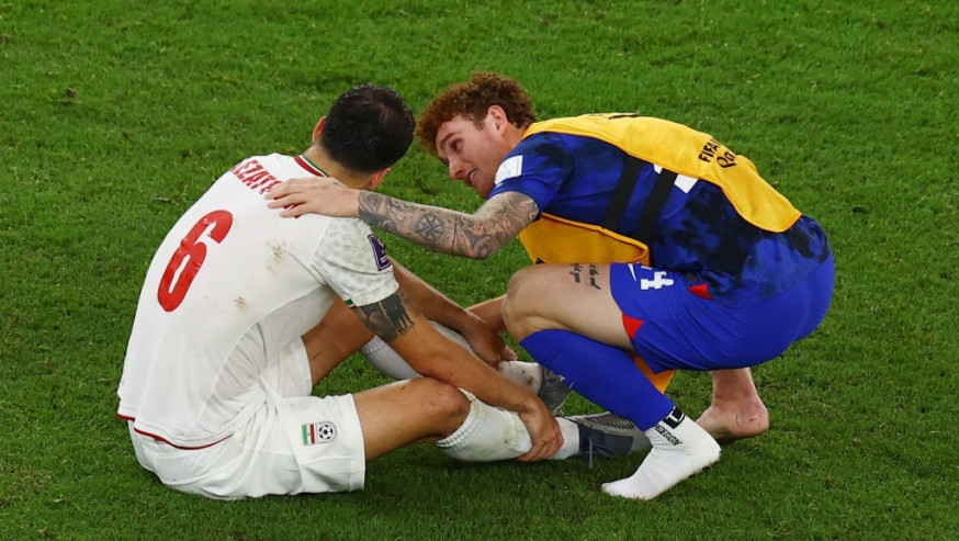 伊朗球員失落痛哭，美國球員送上溫暖擁抱