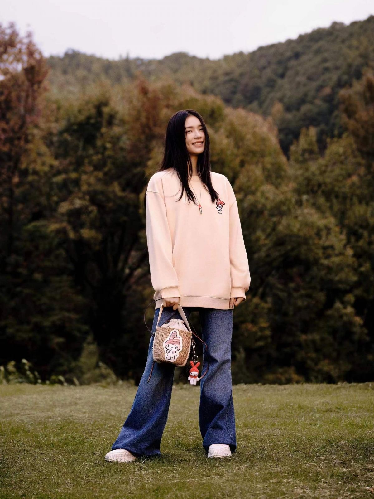 大陸女星林允更搶先身著粉色衛衣、手拎最為主打熱賣的編織水桶包，展現休閒青春氣質！