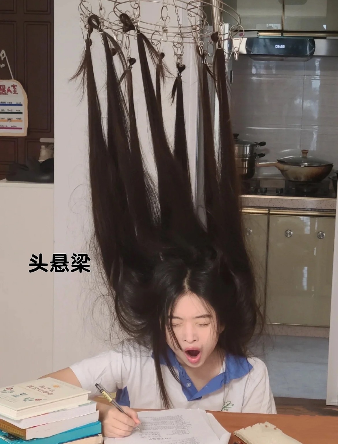 小紅書上的搞笑博主「李咔咔」的頭髮很長