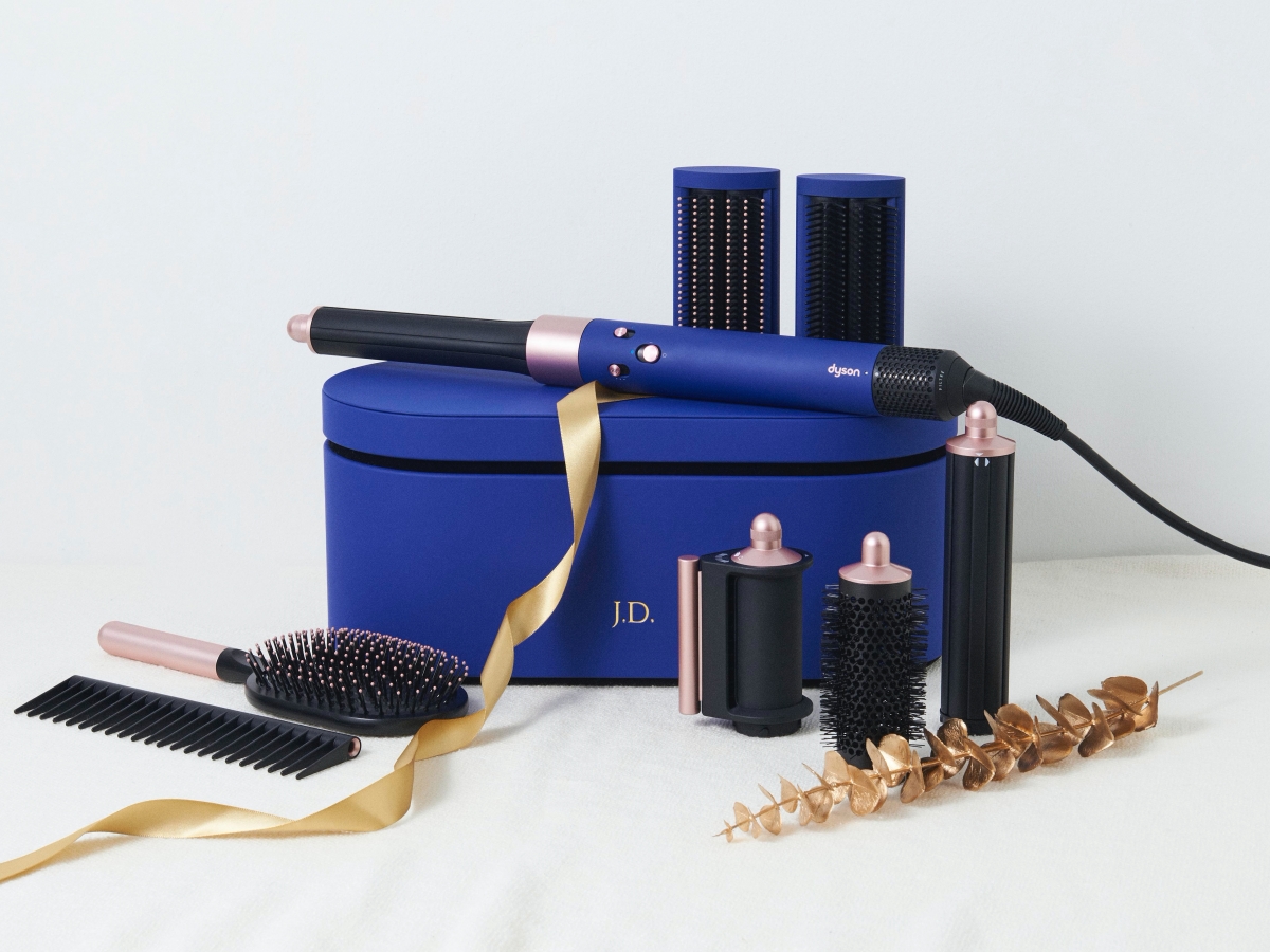 Dyson Airwrap™ 多功能造型器全系列 長型髮捲版 HS05 長春花藍配玫瑰金限定版(從左到右):順髮梳、按摩髮梳、升級版30mm Airwrap™ 長型髮捲、升級版軟質順髮梳、升級版硬質順髮梳、康達抗毛躁吹髮器、圓頭豐髮梳、升級版40mm Airwrap™ 長型髮捲