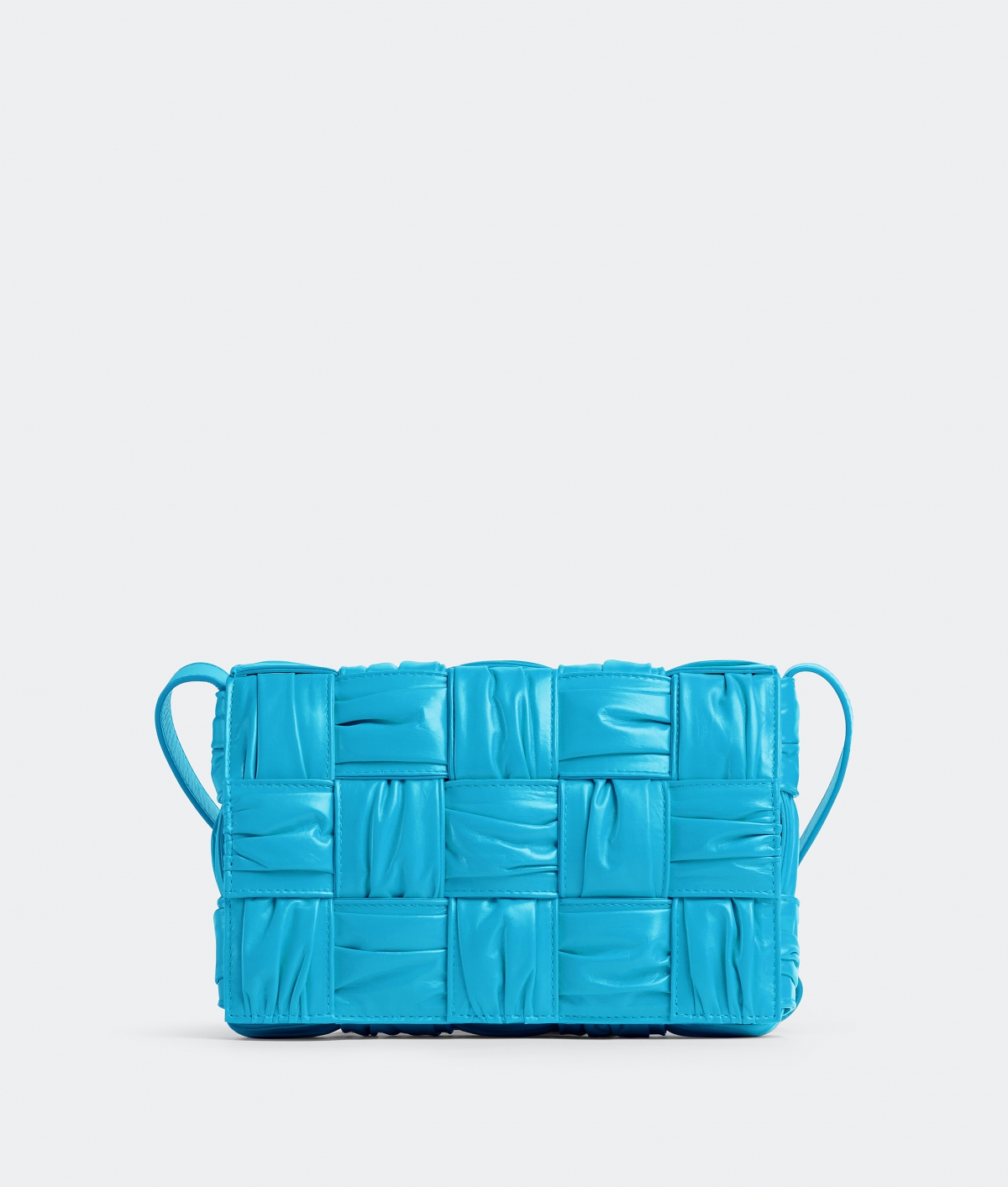 Cassette 皮革抓皺肩背包, NT$ 112,600 (泳池藍)