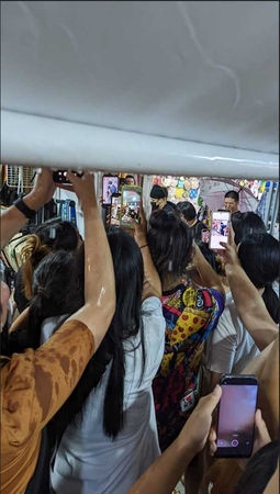 泰國粉絲瘋狂跟著王嘉爾